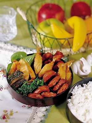 포토 JPG 웰빙 한식 음식 과일 밥 반찬 김치 바나나 사람없음 아웃포커스 빨간색 바구니 식사 튀김 사과 동그랑땡 물컵 햄 도시락 나물 청사과 새우튀김 시금치 시금치나물 찬합 국내포토 컬러 채소 새우 촬영기법 육류 컵 전 파일형식