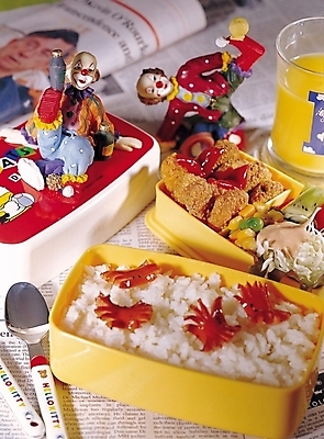 포토 JPG 음료 한식 음식 채소 밥 반찬 잔 사람없음 아웃포커스 장식 컵 숟가락 식사 샐러드 소스 신문 커틀릿 돈가스 오렌지주스 케첩 햄 도시락 점심 영자신문 국내포토 식기 촬영기법 수저 육류 간행물 양념 소스_음식 뉴스 과일주스 파일형식