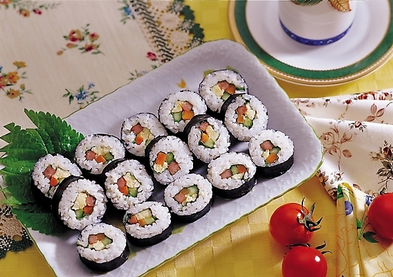 포토 JPG 한국문화 접시 한식 음식 채소 방울토마토 밥 요리 사람없음 아웃포커스 장식 소풍 계란 식사 소시지 김 찻잔 컵받침 김밥 햄 단무지 깻잎 점심 국내포토 동양문화 식기 토마토 잔 한국 촬영기법 육류 야외활동 알 해조류 가공식품 받침대 파일형식