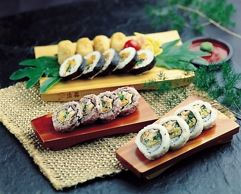 포토 JPG 한국문화 접시 한식 음식 과일 방울토마토 밥 요리 사람없음 아웃포커스 장식 식사 초밥 김 고추냉이 머스터드 김밥 도시락 점심 유부초밥 누드김밥 국내포토 동양문화 식기 토마토 한국 촬영기법 양념 소스_음식 해조류 일본음식 파일형식