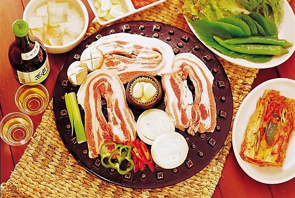 포토 JPG 접시 한식 음식 채소 술잔 고추 양파 술병 피망 김치 마늘 돼지고기 사람없음 버섯 상추 구이 삼겹살 깻잎 쌈장 파 물김치 소주 국내포토 식기 병_용기 잔 주류 육류 양념 파일형식