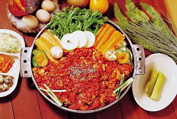 포토 JPG 식물 한국문화 한국전통 그릇 접시 웰빙 한식 음식 채소 과일 반찬 양파 김치 오이 귤 육류 요리 사람없음 아웃포커스 하이앵글 계란 식사 치킨 닭고기 버섯 당근 샐러드 닭 풀 냄비 사과 안주 볶음 배추김치 쑥갓 메추리알 깨소금 닭갈비 오이절임 국내포토 동양문화 전통 식기 뷰포인트 식재료 조류 뿌리채소 한국 촬영기법 알 솥 닭고기요리 절임 파일형식