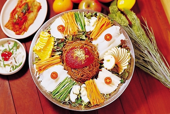 포토 JPG 식물 한국문화 한국전통 그릇 접시 웰빙 한식 음식 채소 과일 김치 귤 쟁반 요리 사람없음 아웃포커스 장식 하이앵글 식사 샐러드 면류 면 고명 고추장 풀 레몬 국수 배추김치 막국수 쟁반국수 국내포토 동양문화 전통 식기 뷰포인트 한국 촬영기법 양념 파일형식