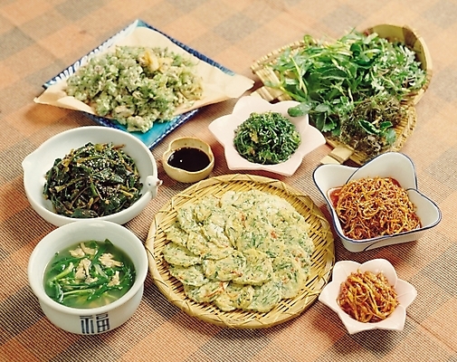 포토 JPG 한국문화 한국전통 접시 웰빙 한식 음식 채소 쟁반 요리 사람없음 소쿠리 상차림 전 쌈 국 나물 간장 종지 부침개 국물 무침 나물무침 녹말 달래 무침요리 국내포토 동양문화 전통 그릇 식기 한국 바구니 양념 파일형식