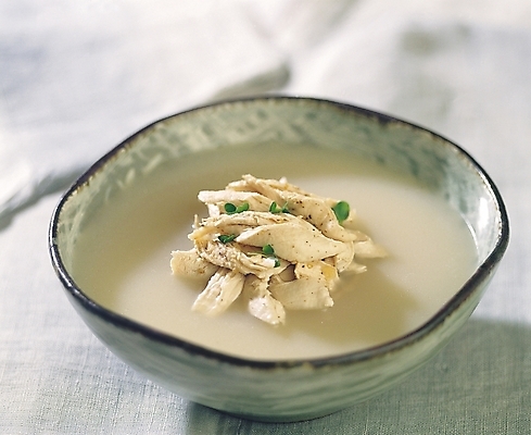 포토 JPG 그릇 웰빙 한식 음식 여름음식 요리 사람없음 아웃포커스 식사 닭고기 대접 복날 탕 보양식 국물 삼계탕 중복 닭죽 몸보신 백숙 제철음식 삼복 국내포토 식기 기념일 촬영기법 육류 죽 보신 제철 파일형식 여름_계절