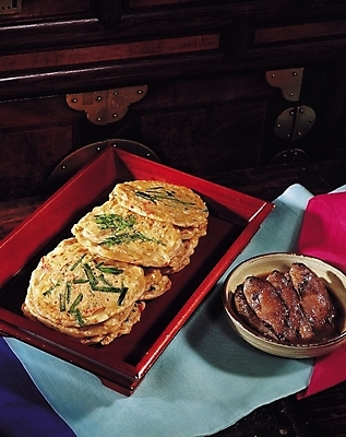 포토 JPG 한국문화 한국전통 그릇 접시 한식 음식 쟁반 어류 요리 사람없음 전 삼베 모시 생선요리 부침개 고가구 부침 빈대떡 경첩 생선조림 국내포토 동양문화 전통 식기 가구 떡 한국 수중동물 직물 조림 파일형식 천_직물