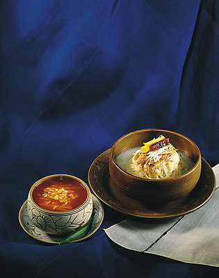 포토 JPG 한국문화 한국전통 그릇 접시 한식 음식 여름음식 요리 사람없음 식사 면류 면 고명 삼베 모시 국수 콩국수 제철음식 국내포토 동양문화 전통 식기 한국 직물 제철 파일형식 천_직물 여름_계절