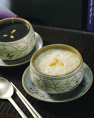 포토 JPG 한국문화 한국전통 그릇 접시 웰빙 한식 음식 젓가락 밥 쟁반 수저 요리 사람없음 숟가락 죽 잣 잣죽 국내포토 동양문화 전통 식기 한국 견과류 파일형식