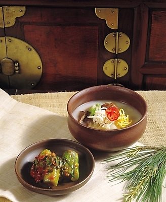 포토 JPG 한국전통 그릇 접시 한식 음식 요리 사람없음 식사 고명 삼베 모시 탕 솔잎 국물 고가구 설렁탕 오이소박이 경첩 오이김치 국내포토 전통 식기 가구 잎 김치 한국 직물 파일형식 천_직물