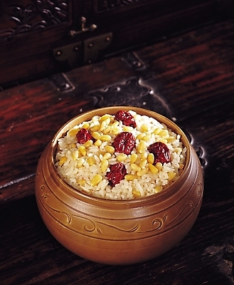 포토 JPG 한국문화 한국전통 웰빙 한식 음식 밥 곡류 요리 사람없음 아웃포커스 식사 전통음식 항아리 대추 잡곡 잣 경첩 약밥 영양밥 잡곡밥 찰밥 찹쌀 국내포토 동양문화 전통 한국 촬영기법 견과류 쌀 도자기 파일형식