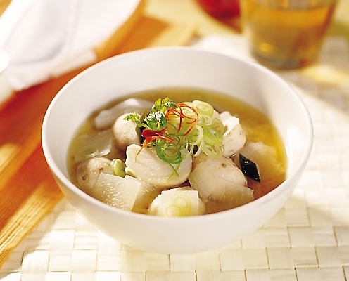 포토 JPG 한국문화 한국전통 그릇 한식 음식 요리 사람없음 아웃포커스 식사 대접 무 국 국물 토란 토란국 국내포토 동양문화 전통 식기 채소 뿌리채소 한국 촬영기법 파일형식