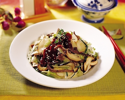 포토 JPG 그릇 접시 한식 젓가락 반찬 요리 사람없음 아웃포커스 무침요리 버섯무침 국내포토 식기 음식 촬영기법 수저 무침 파일형식