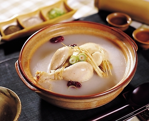 포토 JPG 그릇 웰빙 한식 젓가락 여름음식 수저 마늘 요리 사람없음 아웃포커스 숟가락 식사 닭고기 복날 인삼 뚝배기 탕 대추 종지 보양식 국물 삼계탕 파 중복 몸보신 제철음식 삼복 국내포토 식기 기념일 음식 채소 촬영기법 육류 삼 보신 제철 파일형식 여름_계절