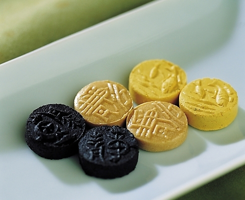 포토 JPG 접시 한식 디저트 근접촬영 사람없음 전통무늬 전통문양 과자 전통음식 한과 약과 다과 다식 전통다과 국내포토 전통 문양 식기 음식 뷰포인트 무늬 파일형식