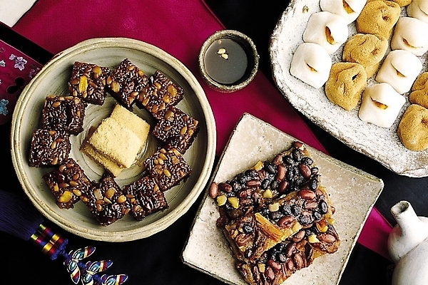 포토 JPG 한국문화 한국전통 그릇 웰빙 한식 음식 술잔 주전자 디저트 잔 콩 떡 사람없음 하이앵글 전통음식 쌀 안주 노리개 전통주 다과 수정과 약식 찹쌀 콩떡 콩찹쌀떡 국내포토 동양문화 전통 식기 음료 뷰포인트 주방용품 곡류 주류 전통소품 한국 전통차 파일형식