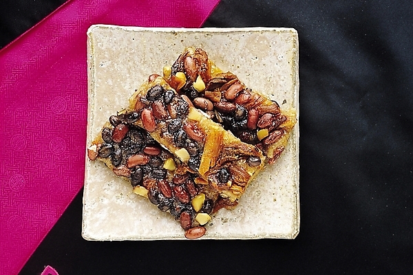 포토 JPG 한국문화 한국전통 접시 웰빙 한식 음식 디저트 콩 떡 요리 사람없음 하이앵글 전통음식 안주 찹쌀 콩떡 콩찹쌀떡 국내포토 동양문화 전통 식기 뷰포인트 곡류 한국 쌀 파일형식