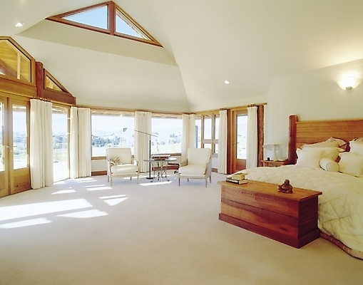 포토 JPG 주간 시설물 웰빙 현대건축 건축 가구 의자 창문 베개 침구 탁자 조명 실내 사람없음 장식 책 인테리어 햇빛 문 침실 침대 스탠드 커튼 협탁 유리문 장식대 국내포토 자연요소 건축물 디자인 생활용품 내부 태양 파일형식