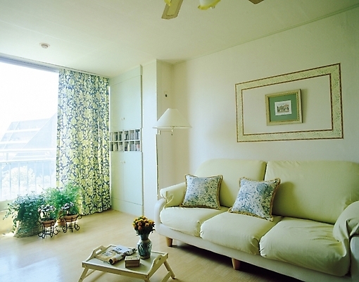 포토 JPG 식물 웰빙 꽃 화분 가구 생활용품 액자 쿠션 거실 의자 창문 탁자 조명 쟁반 실내 사람없음 장식 인테리어 소파 꽃병 발코니 스탠드 커튼 잡지 국내포토 디자인 내부 간행물 오브젝트 파일형식