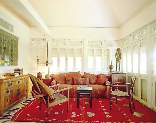 포토 JPG 시설물 웰빙 현대건축 건축 가구 쿠션 거실 의자 창문 탁자 실내 사람없음 장식 책 인테리어 소파 카펫 응접실 장식장 장식대 국내포토 건축물 디자인 생활용품 내부 파일형식