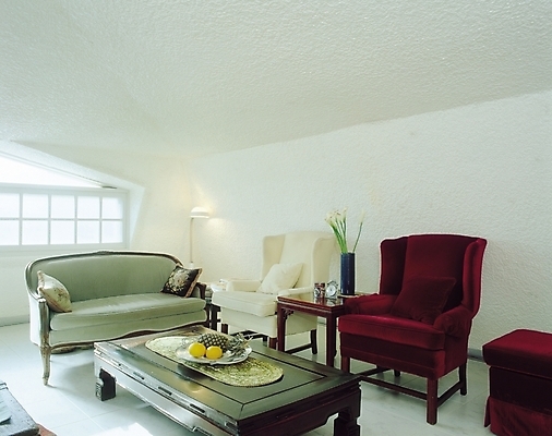 포토 JPG 식물 웰빙 꽃 시계 가구 쿠션 거실 의자 과일 창문 탁자 조명 귤 실내 사람없음 장식 빛 인테리어 소파 꽃병 스탠드 응접실 파인애플 카라 탁상시계 다과 국내포토 디자인 생활용품 디저트 내부 열대과일 파일형식