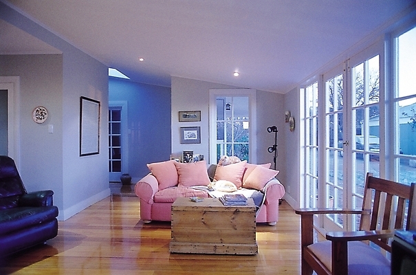 포토 JPG 동물 접시 시설물 웰빙 현대건축 건축 가구 액자 쿠션 두마리 거실 의자 창문 탁자 조명 실내 사람없음 장식 반려동물 인테리어 소파 문 고양이 마루 잡지 반려 국내포토 식기 건축물 디자인 생활용품 2 포유류 바닥 내부 간행물 파일형식