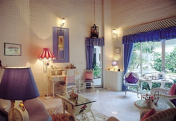 포토 JPG 나무 식물 웰빙 가구 생활용품 액자 쿠션 거실 의자 창문 탁자 조명 바닥 실내 사람없음 장식 인테리어 문 스탠드 커튼 화장대 새장 창밖 벽장식 유럽풍 장식대 국내포토 디자인 내부 오브젝트 케이지 파일형식