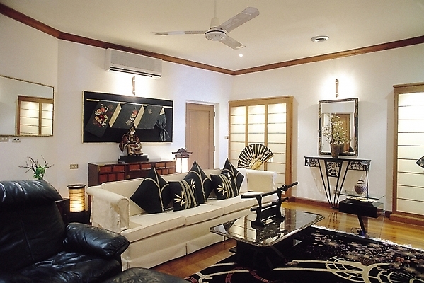 포토 JPG 전통 웰빙 아시아 가구 생활용품 액자 쿠션 거실 의자 탁자 조명 선반 실내 사람없음 장식 인테리어 소파 문 카펫 거울 스탠드 부채 칼 에어컨 방문 전통부채 일본인형 도검 벽장식 장식대 국내포토 디자인 나라 무기 인형 내부 가전제품 검 오브젝트 파일형식