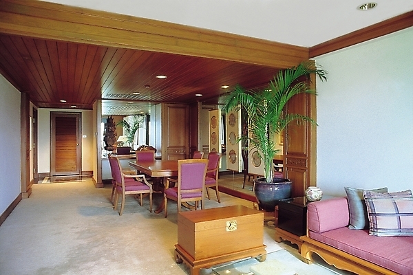 포토 JPG 나무 식물 시설물 웰빙 현대건축 건축 화분 가구 쿠션 거실 의자 식탁 조명 실내 사람없음 장식 인테리어 소파 야자수 문 식당 도자기 장식대 국내포토 건축물 디자인 생활용품 탁자 내부 상점 파일형식