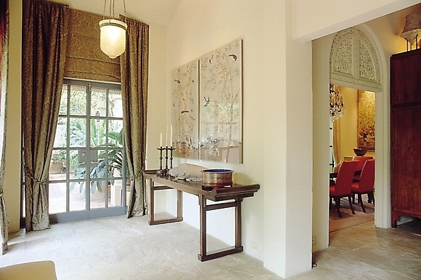 포토 JPG 주간 나무 식물 시설물 웰빙 현대건축 건축 벽 가구 생활용품 액자 거실 의자 초 창문 식탁 탁자 조명 실내 사람없음 장식 인테리어 문 커튼 복도 현관문 통로 아치 촛대 샹들리에 장식장 창밖 유리문 장식대 국내포토 자연요소 건축물 디자인 내부 오브젝트 파일형식