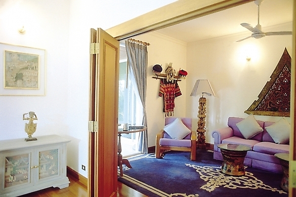 포토 JPG 전통 웰빙 가구 생활용품 액자 쿠션 거실 의자 창문 탁자 조명 실내 사람없음 장식 빛 인테리어 소파 문 카펫 스탠드 커튼 응접실 전통의상 통로 장식장 벽장식 장식대 국내포토 디자인 내부 오브젝트 파일형식