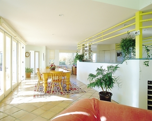 포토 JPG 식물 시설물 웰빙 현대건축 건축 꽃 화분 시계 가구 거실 의자 창문 식탁 선반 실내 사람없음 장식 인테리어 소파 햇빛 문 주방 식당 카펫 달력 타일 벽시계 꽃바구니 유리문 타일바닥 국내포토 건축물 디자인 생활용품 탁자 바닥 내부 태양 바구니 상점 파일형식