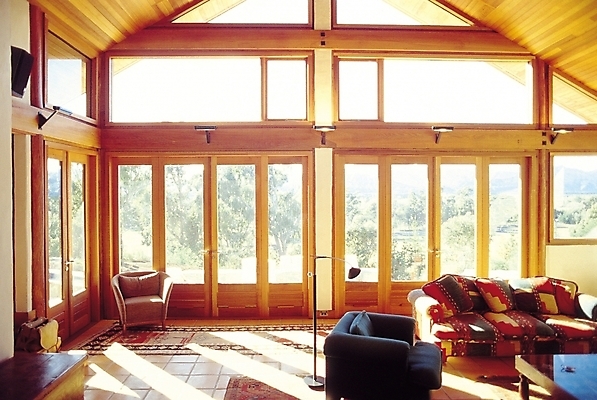 포토 JPG 주간 나무 식물 시설물 웰빙 현대건축 건축 가구 거실 창문 탁자 조명 실내 그림자 사람없음 목재 장식 인테리어 소파 햇빛 문 스탠드 창밖 유리문 장식대 국내포토 자연요소 건축물 디자인 생활용품 의자 재료 내부 태양 파일형식