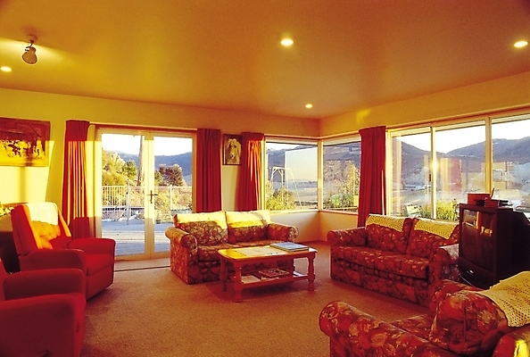 포토 JPG 주간 나무 식물 시설물 웰빙 현대건축 건축 가구 액자 거실 의자 창문 탁자 조명 산 실내 사람없음 장식 책 인테리어 소파 햇빛 텔레비전 커튼 응접실 창밖 유리문 국내포토 자연요소 건축물 디자인 생활용품 내부 전자제품 태양 문 파일형식