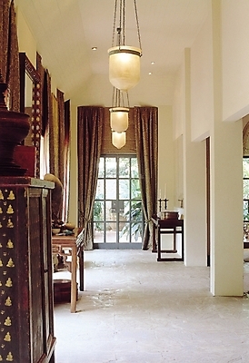 포토 JPG 시설물 웰빙 현대건축 건축 가구 거실 초 창문 조명 실내 사람없음 장식 인테리어 원근감 기둥 커튼 복도 오브젝트 통로 촛대 장식장 유리문 장식대 국내포토 건축물 디자인 뷰포인트 생활용품 내부 문 파일형식