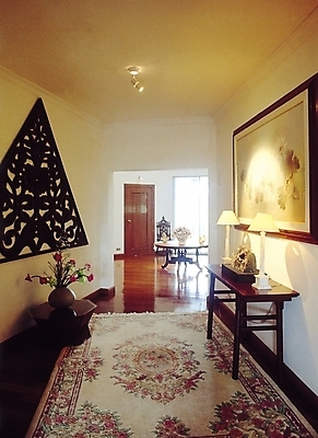 포토 JPG 식물 웰빙 현대건축 꽃 화분 가구 생활용품 액자 거실 탁자 조명 실내 사람없음 장식 빛 인테리어 문 꽃병 카펫 원근감 스탠드 복도 오브젝트 통로 방문 벽장식 장식대 국내포토 디자인 건축 뷰포인트 내부 파일형식