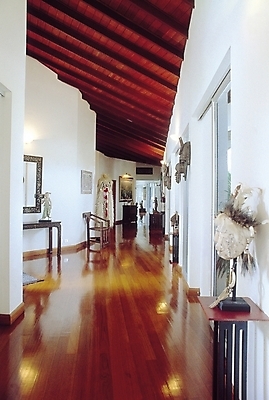 포토 JPG 시설물 웰빙 현대건축 건축 벽 가구 액자 거실 의자 조명 선반 바닥 실내 사람없음 목재 장식 인테리어 문 원근감 건축부분 마루 복도 오브젝트 통로 나무바닥 벽장식 장식대 국내포토 나무 건축물 디자인 뷰포인트 생활용품 재료 내부 파일형식