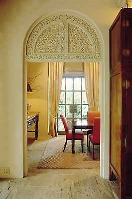 포토 JPG 시설물 웰빙 현대건축 건축 가구 거실 의자 창문 식탁 탁자 조명 실내 사람없음 장식 빛 인테리어 문 카펫 스탠드 커튼 통로 아치 장식장 유리문 장식대 국내포토 건축물 디자인 생활용품 내부 파일형식