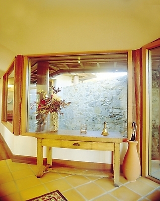 포토 JPG 식물 시설물 웰빙 현대건축 건축 꽃 화분 벽 가구 거실 우산 창문 사람없음 장식 인테리어 문 꽃병 카펫 초인종 종 건축부분 항아리 타일 오브젝트 서랍장 처마 토기 창밖 우산꽂이 장식대 타일바닥 국내포토 건축물 디자인 생활용품 바닥 도자기 용기_그릇 꽂이 파일형식