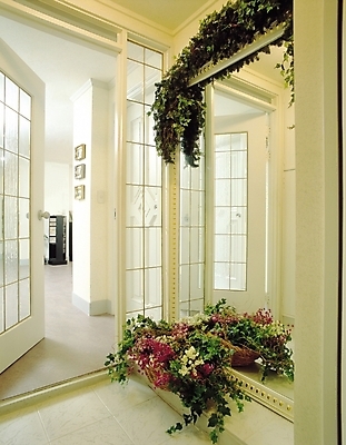 포토 JPG 식물 웰빙 꽃 액자 거실 유리 실내 사람없음 장식 인테리어 반사 문 거울 기둥 현관문 통로 꽃바구니 씨디장 유리문 국내포토 디자인 건축 재질 내부 바구니 파일형식