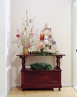 포토 JPG 식물 웰빙 기념일 꽃 화분 벽 가구 크리스마스장식 크리스마스 크리스마스카드 실내 사람없음 장식 인테리어 문 오브젝트 솔방울 장식대 국내포토 카드프레임 디자인 생활용품 카드_감사 프레임 이벤트 내부 파일형식