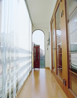 포토 JPG 시설물 현대건축 건축 가구 창문 실내 사람없음 장식 빛 인테리어 문 발코니 블라인드 마루 통로 진열장 나무바닥 장식장 씨디장 유리문 국내포토 건축물 디자인 생활용품 바닥 내부 커튼 파일형식