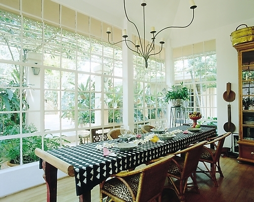 포토 JPG 나무 식물 그릇 접시 시설물 웰빙 현대건축 건축 꽃 화분 액자 와인잔 의자 과일 초 창문 식탁 탁자 주방용품 조명 잔 선반 실내 사람없음 장식 인테리어 주방 식당 식탁보 마루 상차림 진열장 촛대 장식장 창밖 벽장식 국내포토 식기 건축물 디자인 가구 생활용품 술잔 바닥 내부 상점 파일형식