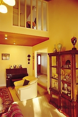 포토 JPG 전통 시설물 웰빙 현대건축 건축 아시아 악기 가구 액자 쿠션 거실 난간 조명 실내 사람없음 장식 인테리어 소파 햇빛 문 카펫 도자기 건반 피아노 건반악기 오브젝트 통로 진열장 장식장 복층 벽걸이 2층 벽장식 국내포토 건축물 디자인 나라 음악 생활용품 의자 내부 태양 층 파일형식