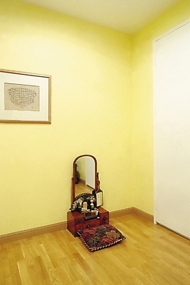 포토 JPG 전통 웰빙 현대건축 아시아 벽 가구 액자 바닥 실내 방석 사람없음 장식 인테리어 화장품 거울 방 마루 장롱 부채 나무바닥 화장대 국내포토 디자인 건축 나라 생활용품 내부 뷰티 파일형식