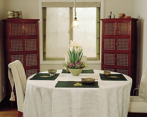 포토 JPG 식물 그릇 접시 시설물 웰빙 건축 꽃 아시아 화분 가구 의자 전구 젓가락 창문 식탁 탁자 조명 사람없음 장식 인테리어 주방 식탁보 응접실 오브젝트 고가구 국내포토 식기 건축물 디자인 나라 생활용품 수저 파일형식