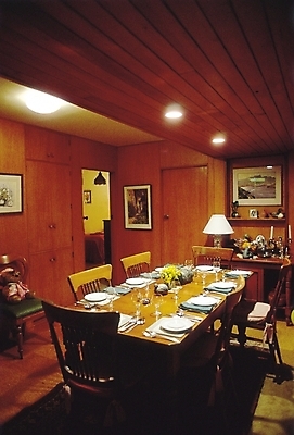 포토 JPG 접시 웰빙 현대건축 꽃 인형 생활용품 액자 포크 와인잔 의자 초 식탁 탁자 조명 실내 사람없음 장식 인테리어 문 주방 식당 숟가락 식사 스탠드 나이프 상차림 오브젝트 냅킨 촛대 국내포토 식물 식기 디자인 건축 가구 술잔 수저 내부 상점 칼 파일형식