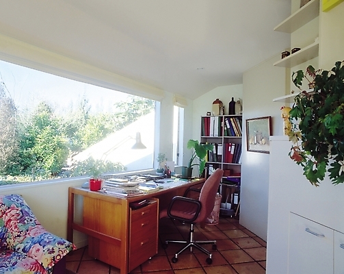 포토 JPG 주간 나무 식물 시설물 현대건축 건축 화분 가구 액자 의자 창문 책장 선반 실내 사람없음 장식 책 인테리어 소파 방 서재 책상 공부방 창밖 국내포토 자연요소 건축물 디자인 생활용품 내부 파일형식