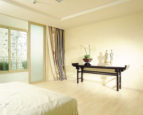 포토 JPG 식물 시설물 웰빙 현대건축 건축 화분 벽 가구 창문 탁자 실내 사람없음 장식 인테리어 침실 방 침대 커튼 오브젝트 나무바닥 유리문 국내포토 건축물 디자인 생활용품 바닥 내부 문 파일형식