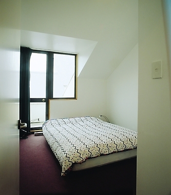 포토 JPG 시설물 웰빙 현대건축 건축 벽 가구 창문 침구 조명 실내 사람없음 장식 인테리어 문 침실 이불 방 침대 스탠드 커튼 스위치 유리문 국내포토 건축물 디자인 생활용품 내부 파일형식