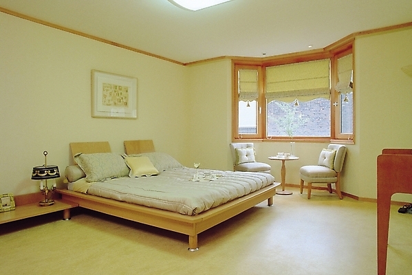 포토 JPG 웰빙 현대건축 생활용품 액자 쿠션 의자 창문 베개 침구 탁자 조명 실내 사람없음 장식 인테리어 침실 이불 방 침대 스탠드 커튼 협탁 국내포토 디자인 건축 가구 내부 오브젝트 파일형식